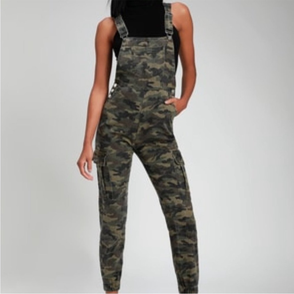 Lulu's NWT Greetings & Salutations Camo Overalls Small Jogger